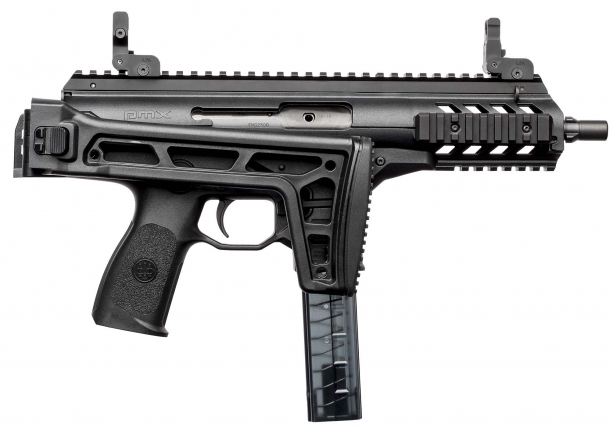 Beretta PMX: arriva la nuova SMG Made in Italy Il lato destro della Beretta PMX a calcio piegato: le rotaie Picatinny garantiscono versatilità e compatibilità con qualsiasi tipo di accessorio