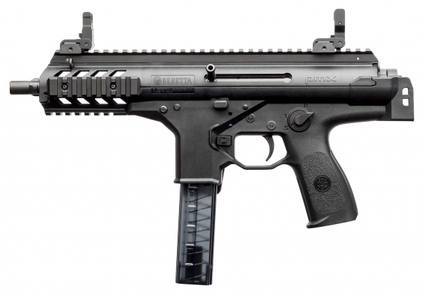 Beretta PMX: arriva la nuova SMG Made in Italy La Beretta PMX vista dal lato sinistro con il calcio ripiegato: tutti i comandi sono ambidestri di fabbrica, ad eccezione della manetta d'armamento che però può essere invertita per adattarsi all'uso da parte di tiratori destrimani o mancini