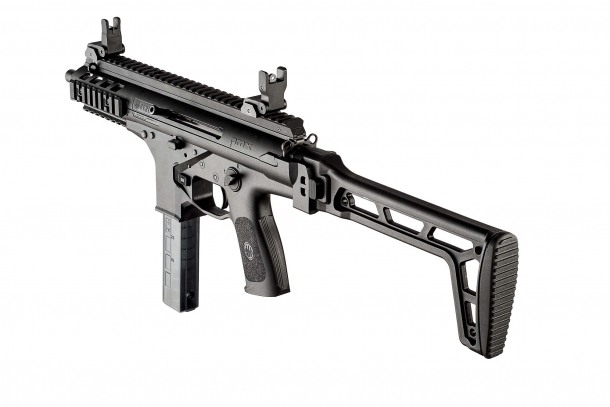 Beretta PMX: arriva la nuova SMG Made in Italy Il calcio pieghevole in polimero rigido può essere sostituito con un calcio telescopico in alluminio per impieghi tattico-operativi