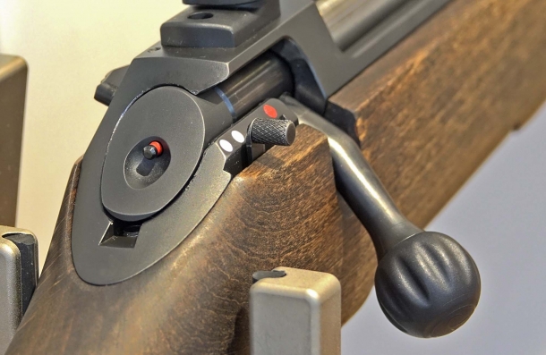 Il Sauer 100 presenta una sicura a tre posizioni e un otturatore ad alta scorrevolezza