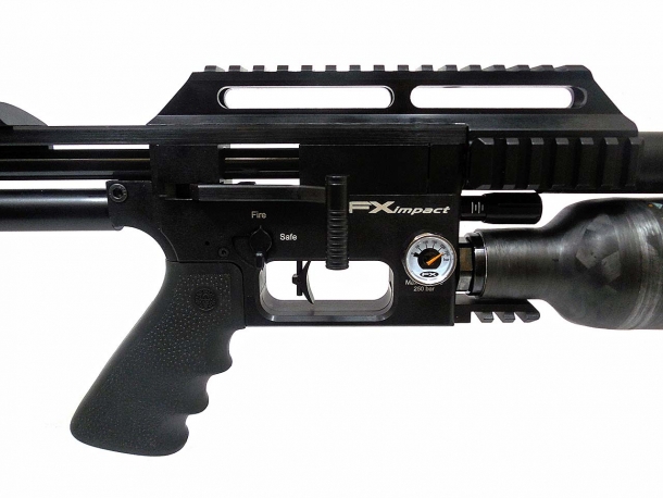 Carabina FX Airguns Impact: arriva la versione italiana! Carabina a ripetizione manuale, la FX Impact presenta una generosa manetta d'armamento sul lato sinistro