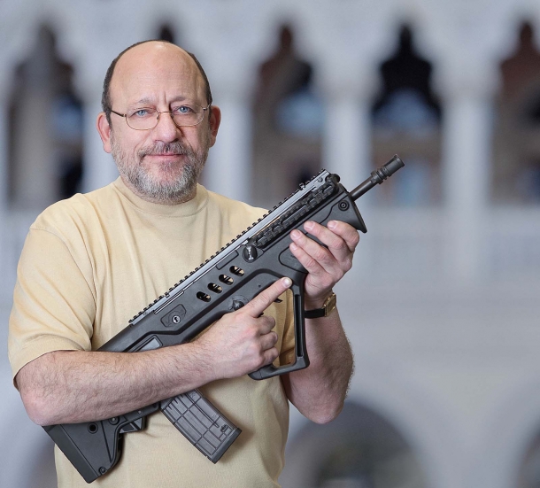 IWI US manda in pensione il Tavor SAR Michael Kassnar, vicepresidente della IWI US, posa con l'originale Tavor SAR, il modello ora mandato fuori produzione