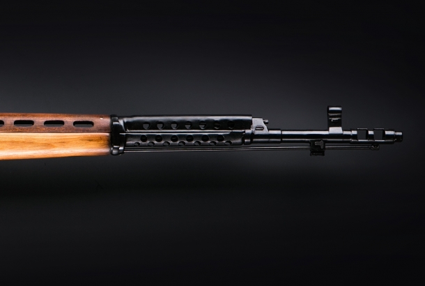 Fucile semi-automatico Molot KO-SVT: ritorna il Tokarev! Lato destro della canna: sotto la carenatura si nota il pistone di recupero gas