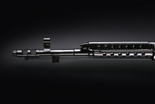 Fucile semi-automatico Molot KO-SVT: ritorna il Tokarev! La canna del KO-SVT presenta un rompifiamma a due camere
