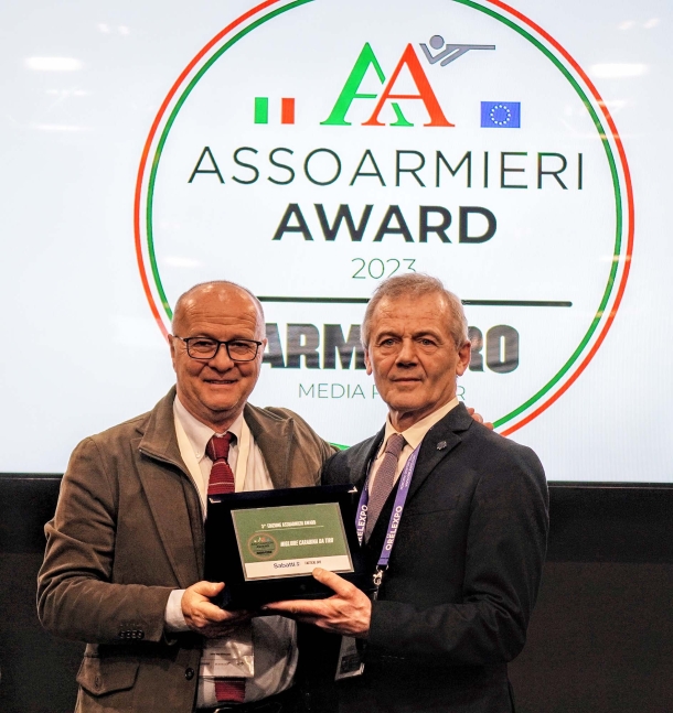EOS Show 2023: Sabatti Tactical EVO premiata agli Assoarmieri Awards Emanuele Sabatti riceve il premio da Patrizio Carotta, CEO di EOS Show