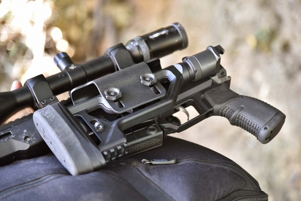 Modularità totale: il calcio è montato su un buffer tube tipo AR-15