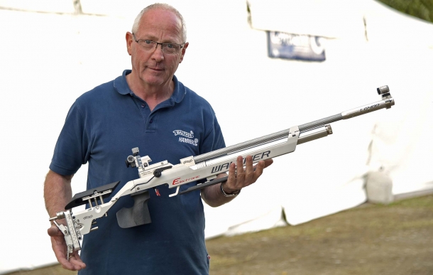 Engelbert Zelger, responsabile vendite Tiro a Segno in Bignami, con la carabina Walther LG400-E Alutec Expert Electronic