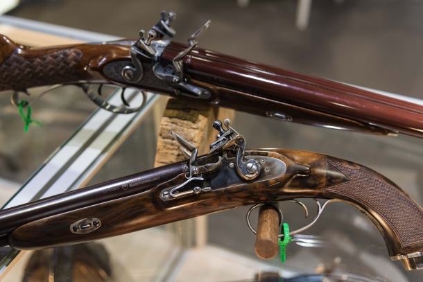 Carabina Pedersoli 1886 calibro .45/70 Government e pistola Howdah a pietra focaia calibro 20 Pedersoli's new 1886 lever-action carbine and Howdah flintlock pistol