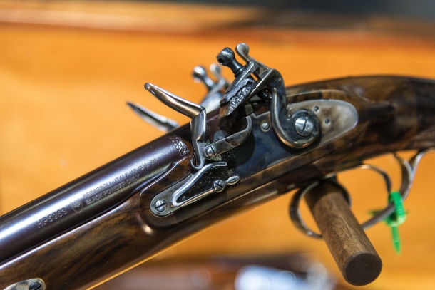 Carabina Pedersoli 1886 calibro .45/70 Government e pistola Howdah a pietra focaia calibro 20 Pedersoli's new 1886 lever-action carbine and Howdah flintlock pistol