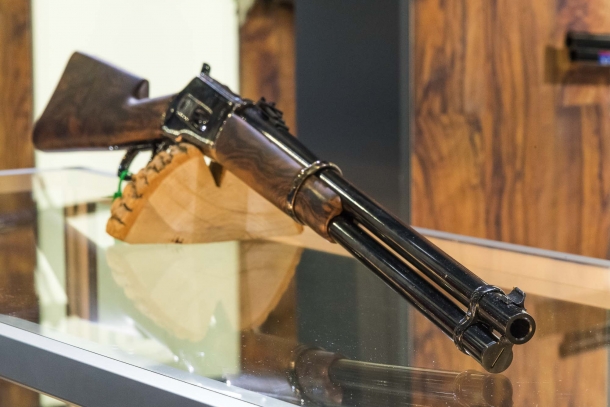 Carabina Pedersoli 1886 calibro .45/70 Government e pistola Howdah a pietra focaia calibro 20 Carabina Pedersoli 1886 calibro .45/70 Government e pistola Howdah a pietra focaia calibro 20