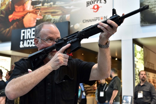 The .223/5,56mm caliber MSR-15 is available in versions with BLACKHAWK! furniture or with a free-float handguard