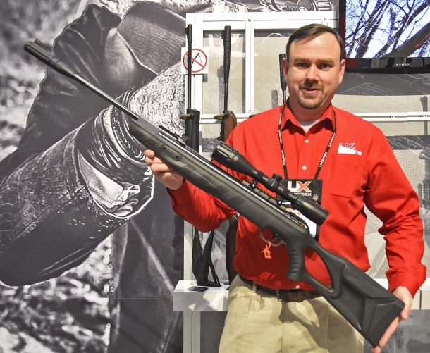 La carabina ad aria compressa Umarex Gauntlet esposta allo SHOT Show 2017