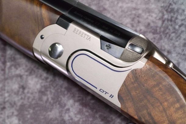Beretta DT11 Trap Dettaglio della bascula, satinata con dettagli a specchio, finita per nickelatura, e del perno passante della chiusura.
