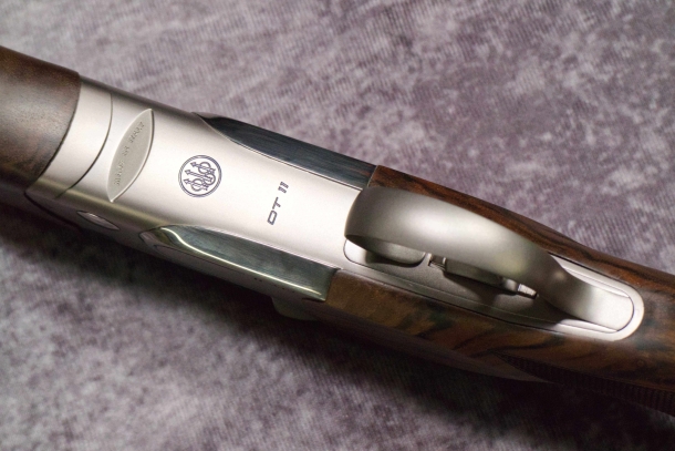Beretta DT11 Trap Il petto di bascula, con il logo e il marchio Beretta in smalto azzurro.
