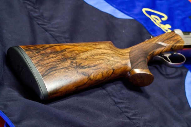Beretta DT11 Trap Il calcio e' in noce di vena molto bella, e dotato di un calciolo dalle spiccate doti di assorbimento del rinculo.