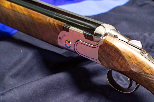 Beretta DT11 Trap La linea e' molto slanciata. I seni di bascula sono puntinati a mano antiriflesso.