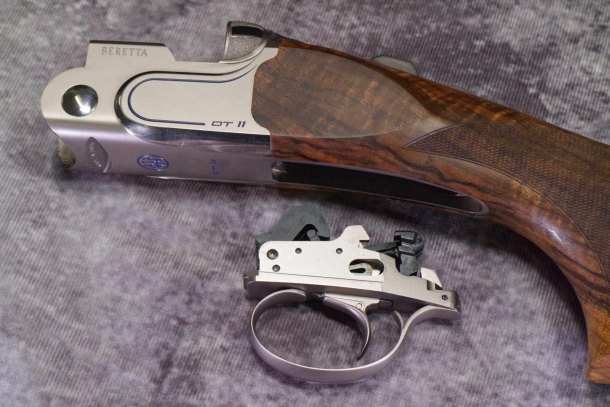 Beretta DT11 Trap Il pacchetto di scatto smontabile, rimosso dalla sua sede.