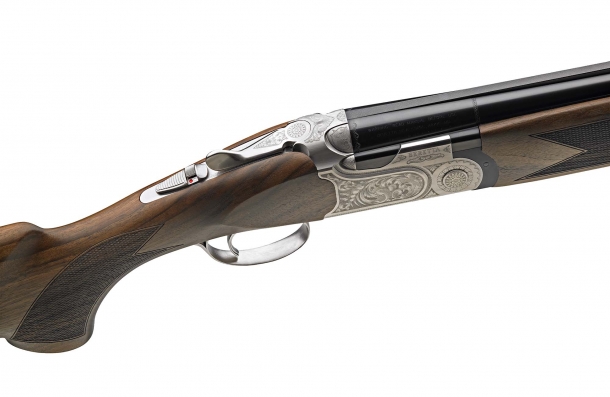 Beretta 690 Field I, the distinguished hunter View of the upper part of the barrel breech and receiver, with the safety button at back of the key