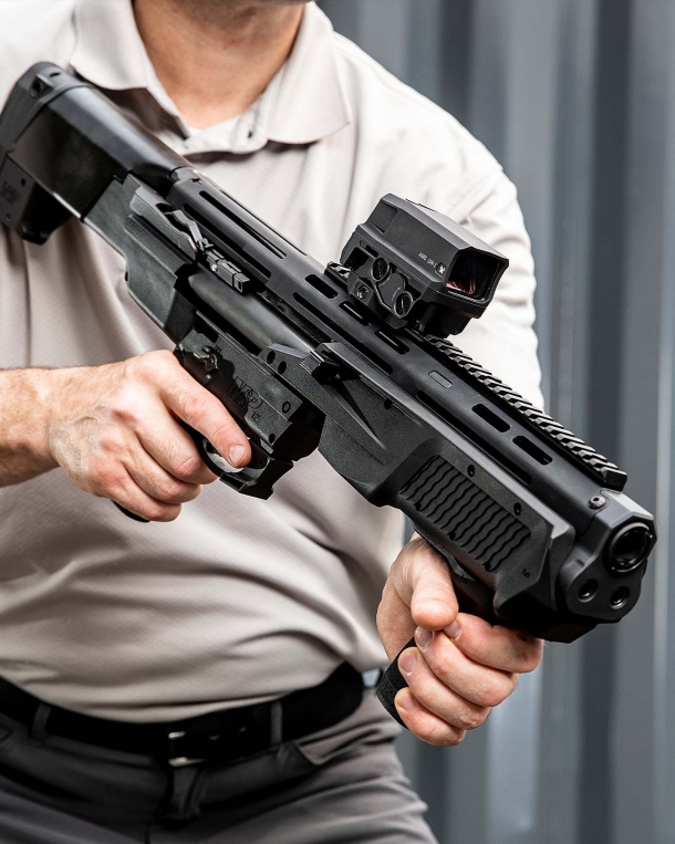Smith & Wesson M&P 12 pump-action shotgun Smith & Wesson M&P 12 pump-action shotgun