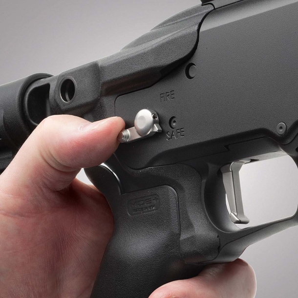 Mossberg 590R and 590RM pump-action shotguns with rotary safety Mossberg 590R and 590RM pump-action shotguns with rotary safety