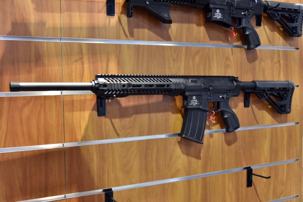 Lo XTR-12 è un fucile semi-automatico calibro 12 d'impostazione AR-10