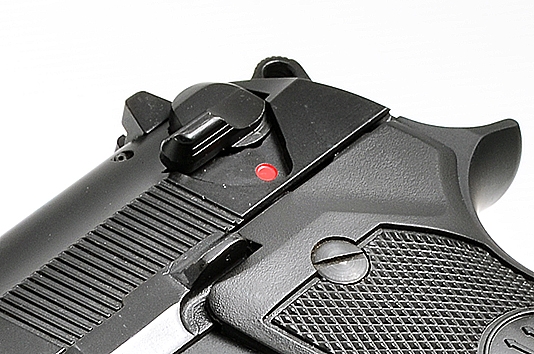 Le 4 regole di sicurezza nel maneggio delle armi particolare della sicura abbatticane della pistola Beretta serie 92.