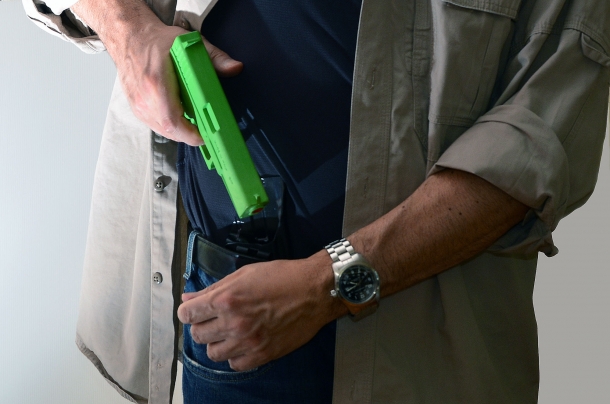 Le 4 regole di sicurezza nel maneggio delle armi un doppio errore ricorrente tra i neofiti consiste nel passare la volata dell'arma davanti l'avambraccio, tenendo il dito sul grilletto, durante l'inserimento dell'arma in fondina