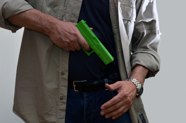 Le 4 regole di sicurezza nel maneggio delle armi il "cross draw". Portare l'arma sul lato debole rallenta l'estrazione e fa commettere degli errori di sicurezza come puntare l'arma verso il proprio corpo o in direzione di presenti estranei ai fatti. Anche in questo caso il dito è andato pericolosamente sul grilletto prima che l'arma sia stata indirizzata verso il bersaglio