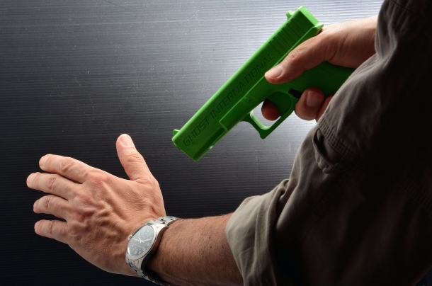 Le 4 regole di sicurezza nel maneggio delle armi mai puntare l'arma verso qualcosa che non vuoi colpire, meno che mai il tuo corpo