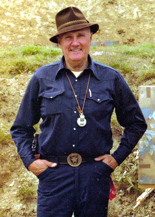 Le 4 regole di sicurezza nel maneggio delle armi Jeff Cooper alla fine degli anni settanta, ai tempi della Gunsite Academy