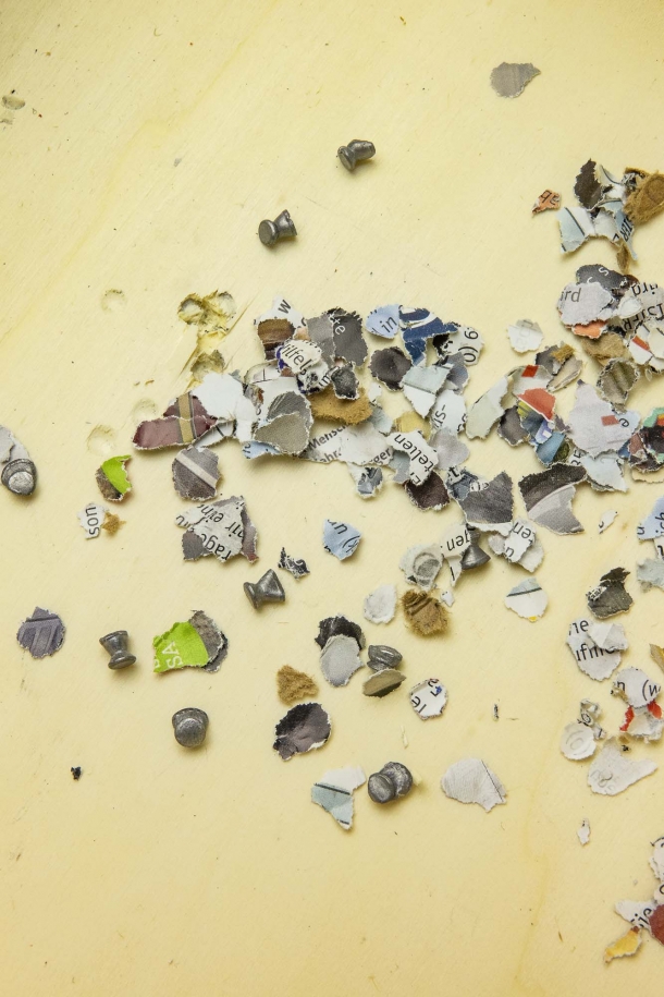 Fai da te: aria compressa in casa, lontani dal Coronavirus I pallini e la carta prodotta dalla perforazione delle pagine della rivista rimangono dentro al contenitore, senza mandare nulla in giro