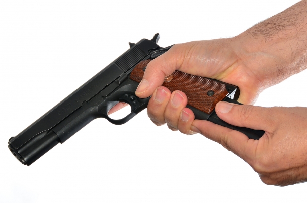 Tecnica: l'accertamento dello stato della pistola semiautomatica l'accertamento inizia estraendo il serbatoio dal fusto della pistola. in questa fase non si deve mani passare l'arma da una mano all'altra. notare l'indice posto davanti la costolatura del serbatoio