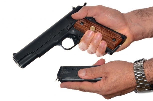 Tecnica: l'accertamento dello stato della pistola semiautomatica dopo aver estratto il serbatoio questo può essere riposto su un ripiano, in tasca o nell'apposito contenitore