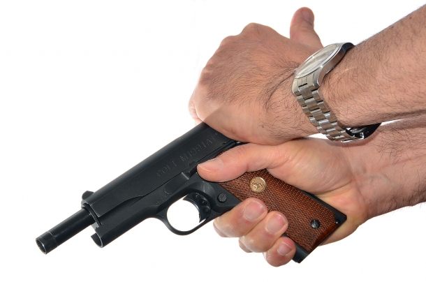 Tecnica: l'accertamento dello stato della pistola semiautomatica l'arretramento del carrello effettuato con la "power stroke", permettendo più forza rispetto la "sling shot", risulta vantaggioso anche nella risoluzione di malfunzionamenti