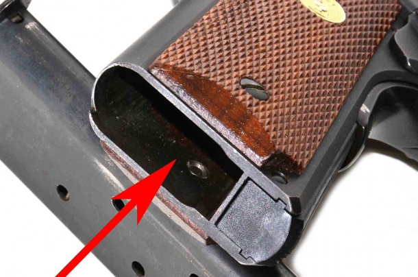 Tecnica: l'accertamento dello stato della pistola semiautomatica simultaneamente al controllo visivo della camera di cartuccia deve essere effettuato anche quello del vano serbatoio.