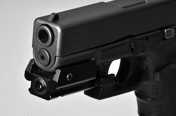 Tecnica: lo scatto a secco un laser applicato sulla slitta di una pistola Glock. questo accessorio non aumenta la precisione di chi non ha imparato a tirare correttamente il grilletto