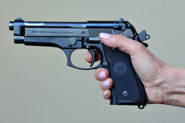 Tecnica: lo scatto a secco la mano della tiratrice non fascia adeguatamente l'impugnatura di questa pistola full size. In questi casi si dovrebbe optare per un modello adeguato o dotato di back strap intercambiabili