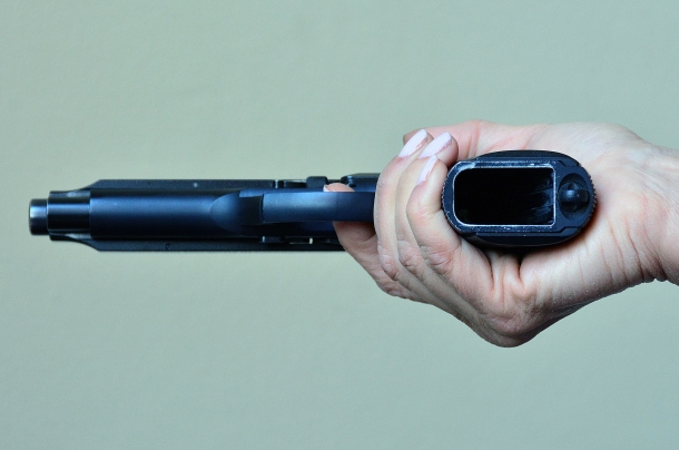 Tecnica: lo scatto a secco da notare che le dimensioni dell'arma non permettono all'indice di impegnare il grilletto correttamente per eseguire una trazione in asse con l'arma. in questo caso è possibile che durante l'azione di scatto l'arma sia deviata verso il lato destro