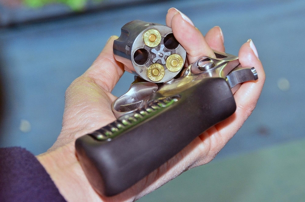 Tecnica: lo scatto a secco il tamburo di un revolver riempito parzialmente, permette di controllare se abbiamo perfezionato la nostra tecnica di scatto.