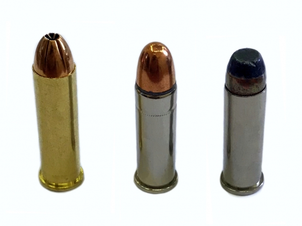 il terzetto utilizzato per testare la piastra balistica di produzione cinese. A sinistra la più "cattiva" una cartuccia .357 magnum con palla Hexagon  