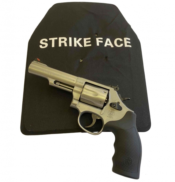 il revolver Smith & Wesson calibro .357 Magnum, modello 66, Combat Magnum  utilizzato per la prova 