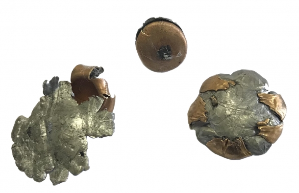 l'effetto dell'impatto subito dalle palle calibro .38 special e .357 Magnum che hanno attinto la piastra balistica 