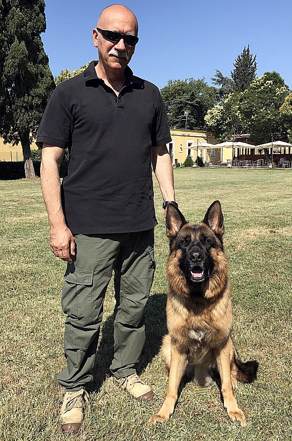Un'arma non è come un cane da guardia Kevin, il pastore tedesco della foto ci permette di giocare con lui perché il suo istinto gli comunica che non rappresentiamo una minaccia