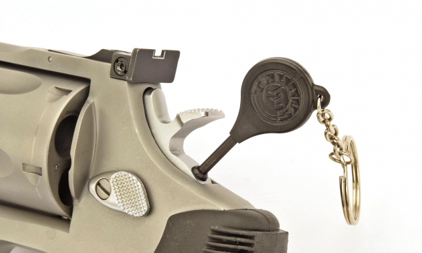 Mettere in funzione un revolver dotato del cosiddetto "Hillary Hole" - soprannome della sicura applicata su alcuni revolver - può rivelarsi impossibile sotto stress. Dobbiamo ricordare dove abbiamo nascosto  la chiave della sicura, trovarla e infine con le mani tremanti infilarla nella minuscola toppa. 