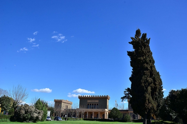 In Italia è possibile allenarsi in molti poligoni, oppure frequentare le sezioni del Tiro a Segno Nazionale, dove è possibile apprendere il corretto maneggio delle armi in sicurezza e migliorare la precisione nel tiro