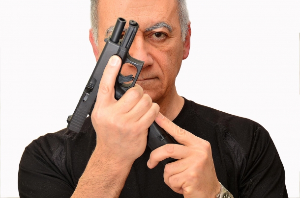 Movimenti in apparenza semplici, come inserire il caricatore nel fusto dell'arma, possono diventare estremamente complicati se eseguiti quando si è materializzato un pericolo