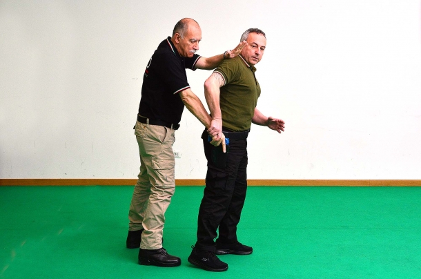 Difesa personale: tecniche di prevenzione contro la sottrazione dell’arma corta 1 - il tentativo di sottrazione dell'arma in fondina può avvenire alle nostre spalle. la fondina dotata di congegno di ritenzione rallenta l'azione dell'aggressore