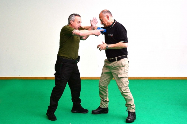 Difesa personale: tecniche di prevenzione contro la sottrazione dell’arma corta in alcuni casi l'arma può essere usata come oggetto contundente con effetti dolorosi. in questo caso il colpo è portato verso lo sterno