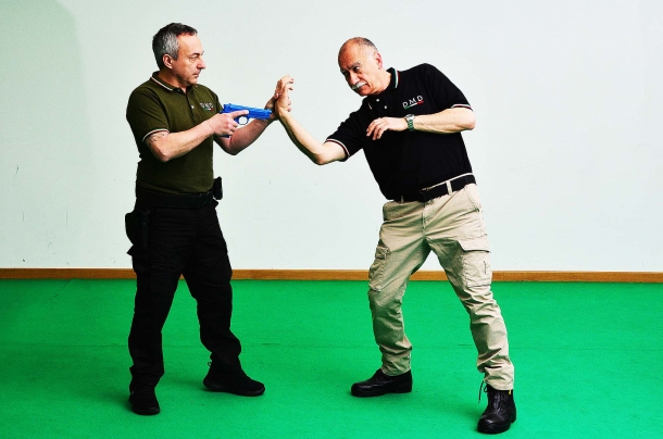 Difesa personale: tecniche di prevenzione contro la sottrazione dell’arma corta la pressione esercitata sui muscoli abduttori del pollice e la successiva rotazione dell'arto dell'avversario, consente di far lasciare la presa dalla pistola