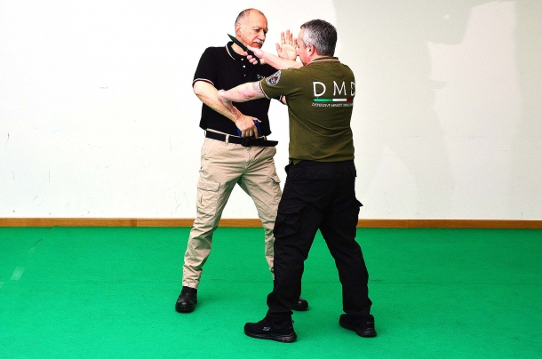 Difesa personale: tecniche di prevenzione contro la sottrazione dell’arma corta sconsigliato il porto dell'arma con il sistema "cross draw"ovvero collocata sul nostro lato debole. l'avversario in questo modo è facilitato a bloccare la nostra azione